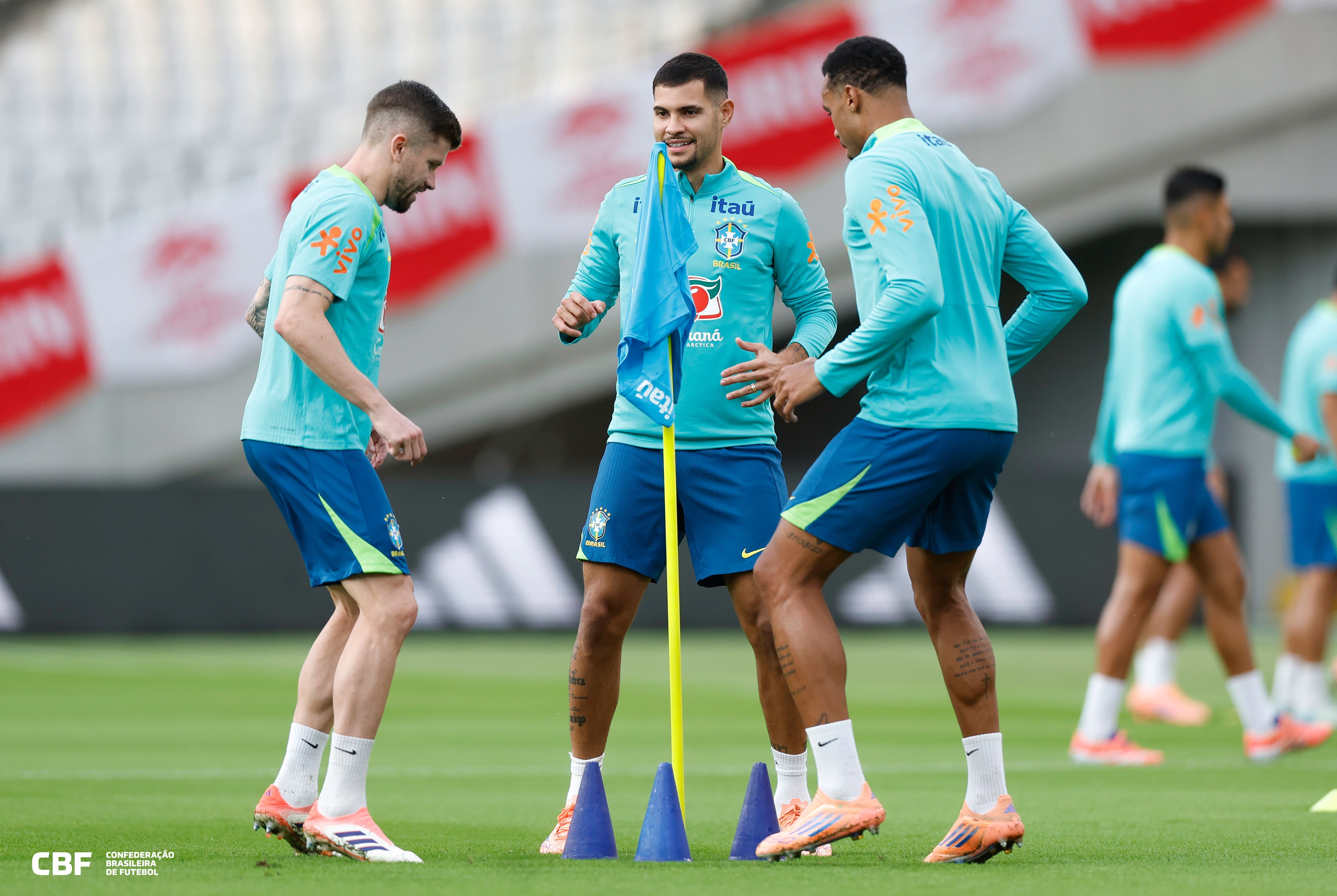 Bruno Guimar es ao Centro Durante Treino Pela Sele o No Est dio De bruno-guimar-es-ao-centro-durante-treino-pela-sele-o-no-est-dio-de