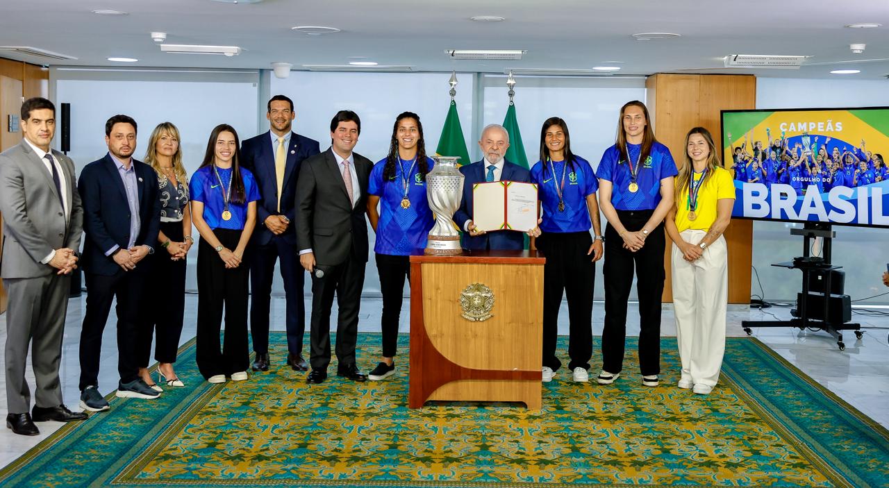 Ao lado do presidente da CBF, Lula recebe as campeãs da Copa América ...