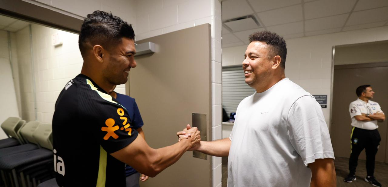 Campões do mundo visitam treino da seleção antes de jogo contra a Croácia.