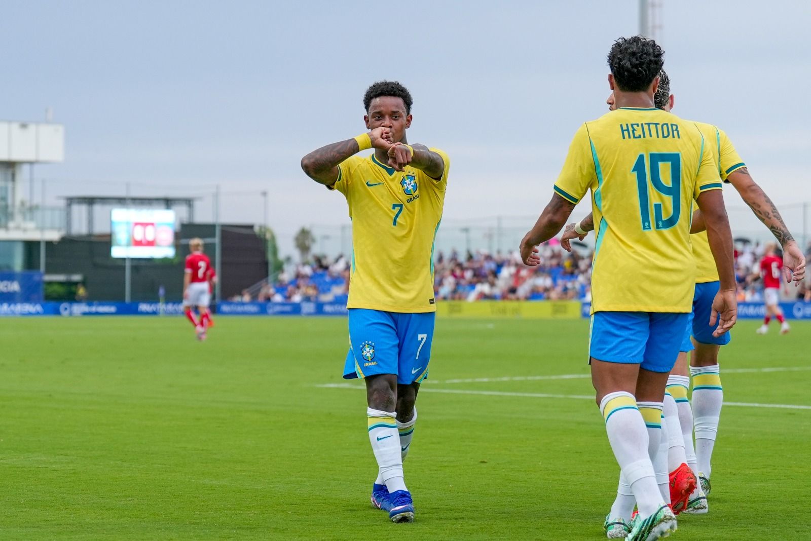 Bruninho celebra gol marcado