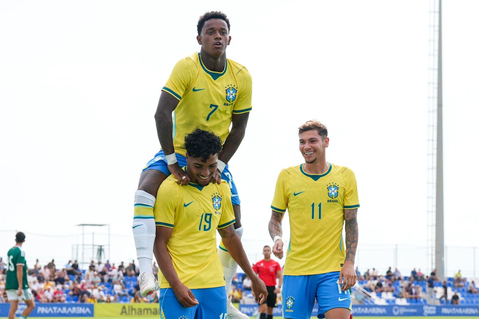 Atletas celebrando após gol marcado