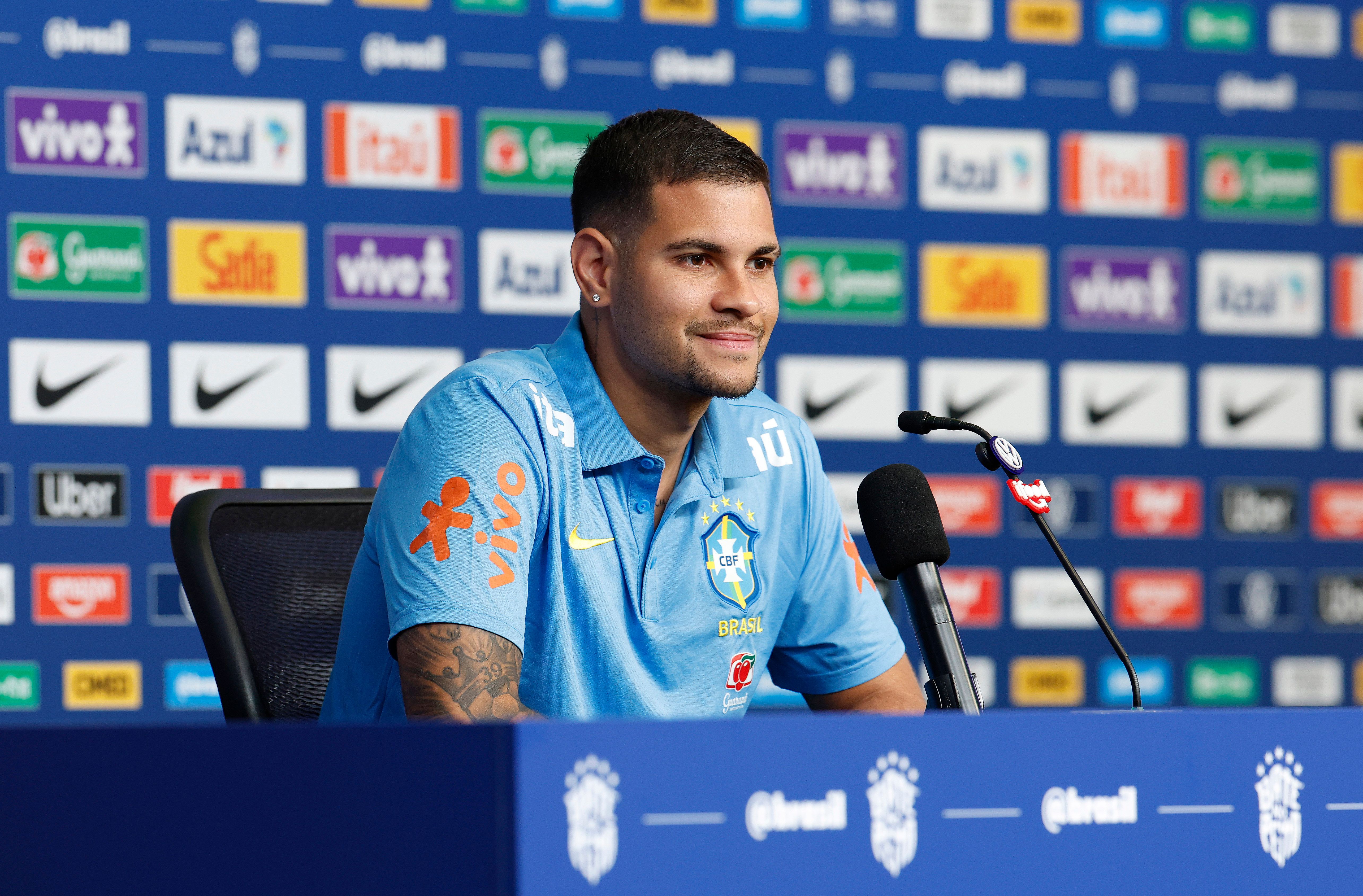 Bruno Guimarães solta o verbo, defende ex-Flamengo Vini Jr e detona críticos.